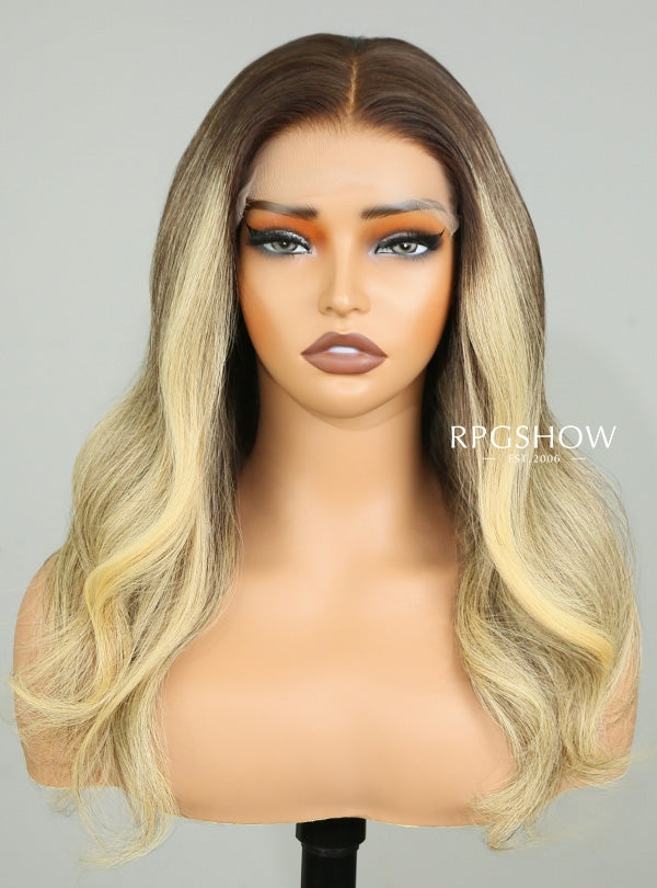 Schulterlange, gewellte Karamellblonde Balayage-Perücken mit Mittelscheitel und Lace-Front - Sofiathewigstylist003