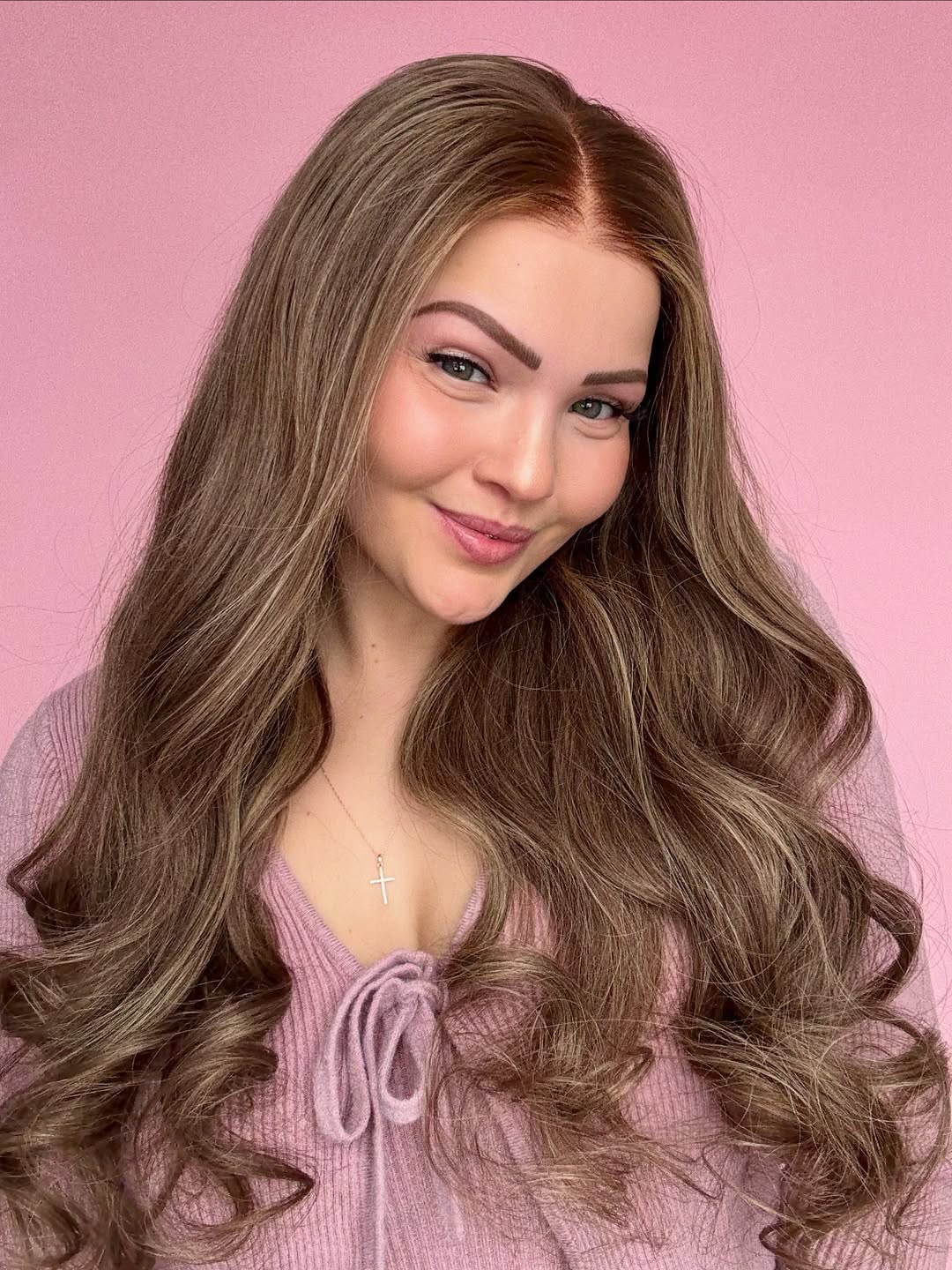 Schulterlange, gewellte Karamellblonde Balayage-Perücken mit Mittelscheitel und Lace-Front - Sofiathewigstylist003