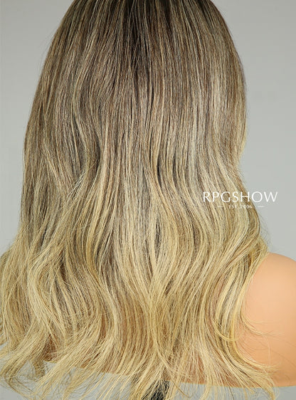 Schulterlange, gewellte Karamellblonde Balayage-Perücken mit Mittelscheitel und Lace-Front - Sofiathewigstylist003