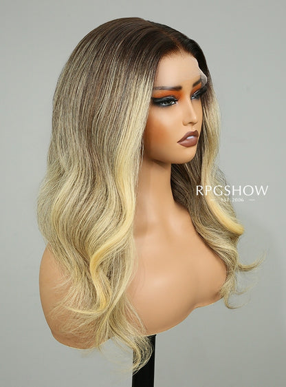 Schulterlange, gewellte Karamellblonde Balayage-Perücken mit Mittelscheitel und Lace-Front - Sofiathewigstylist003