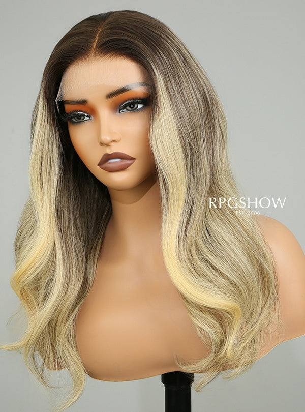 Schulterlange, gewellte Karamellblonde Balayage-Perücken mit Mittelscheitel und Lace-Front - Sofiathewigstylist003