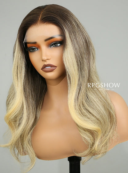 Schulterlange, gewellte Karamellblonde Balayage-Perücken mit Mittelscheitel und Lace-Front - Sofiathewigstylist003