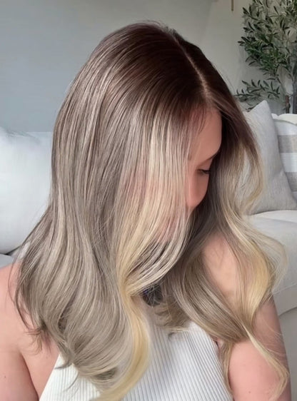 Schulterlange, gewellte Karamellblonde Balayage-Perücken mit Mittelscheitel und Lace-Front - Sofiathewigstylist003