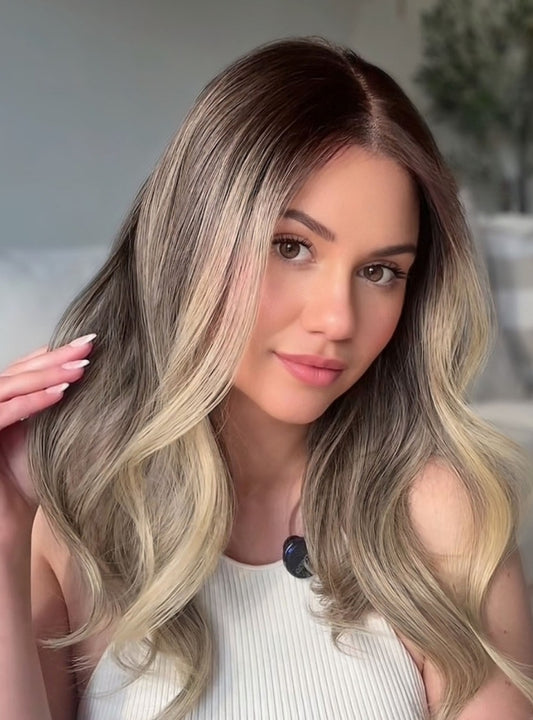 Schulterlange, gewellte Karamellblonde Balayage-Perücken mit Mittelscheitel und Lace-Front - Sofiathewigstylist003
