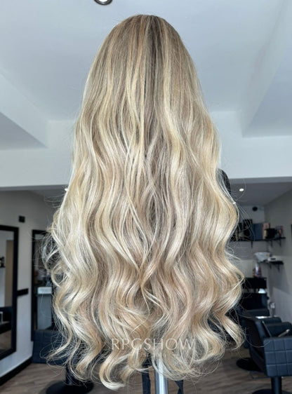 Schulterlange, gewellte Karamellblonde Balayage-Perücken mit Mittelscheitel und Lace-Front - Sofiathewigstylist003