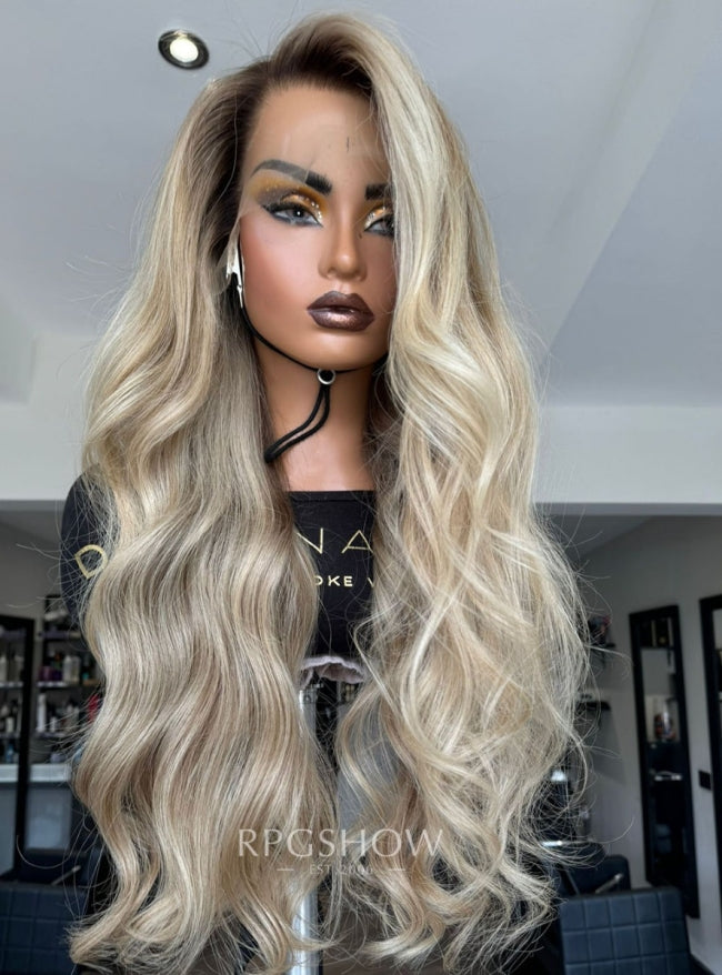 Schulterlange, gewellte Karamellblonde Balayage-Perücken mit Mittelscheitel und Lace-Front - Sofiathewigstylist003