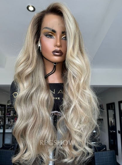 Schulterlange, gewellte Karamellblonde Balayage-Perücken mit Mittelscheitel und Lace-Front - Sofiathewigstylist003