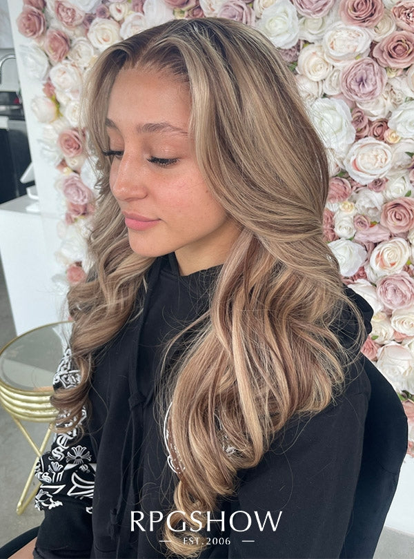 Schulterlange, gewellte Karamellblonde Balayage-Perücken mit Mittelscheitel und Lace-Front - Sofiathewigstylist003