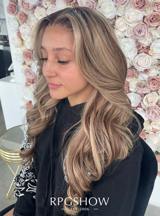Schulterlange, gewellte Karamellblonde Balayage-Perücken mit Mittelscheitel und Lace-Front - Sofiathewigstylist003