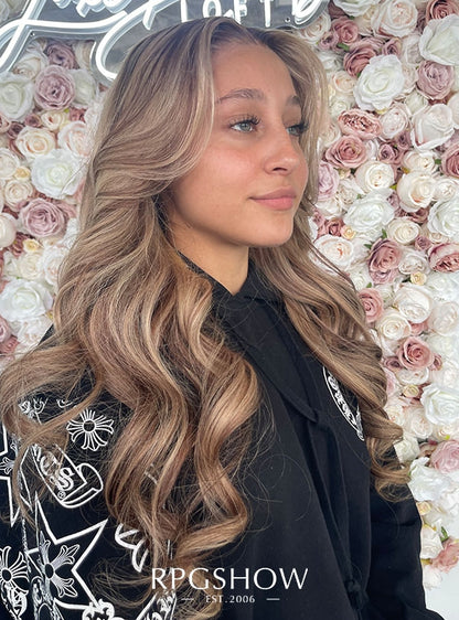 Schulterlange, gewellte Karamellblonde Balayage-Perücken mit Mittelscheitel und Lace-Front - Sofiathewigstylist003