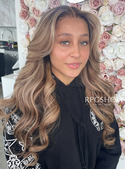 Schulterlange, gewellte Karamellblonde Balayage-Perücken mit Mittelscheitel und Lace-Front - Sofiathewigstylist003