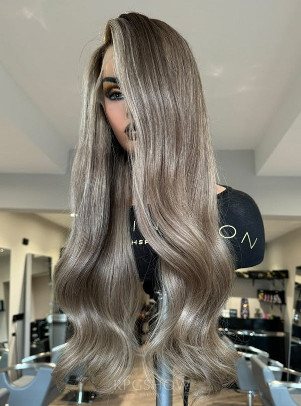 Schulterlange, gewellte Karamellblonde Balayage-Perücken mit Mittelscheitel und Lace-Front - Sofiathewigstylist003