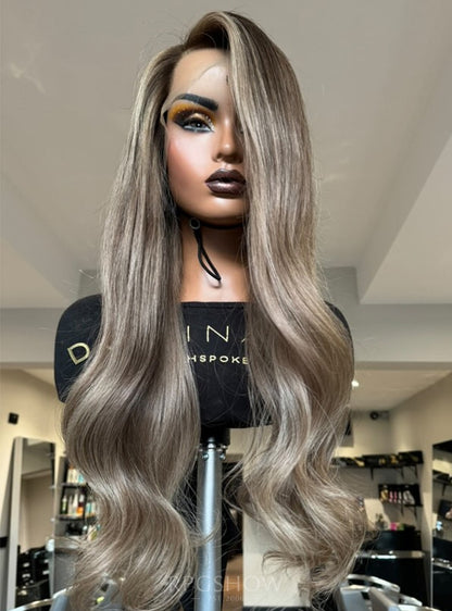 Schulterlange, gewellte Karamellblonde Balayage-Perücken mit Mittelscheitel und Lace-Front - Sofiathewigstylist003
