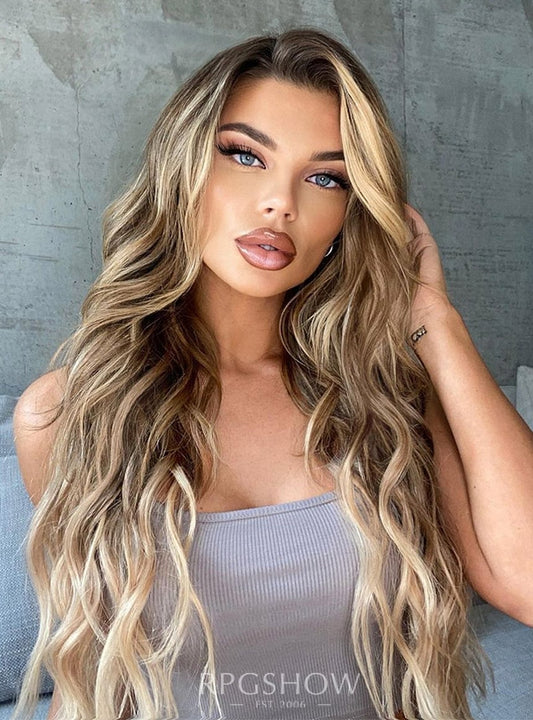 Schulterlange, gewellte Karamellblonde Balayage-Perücken mit Mittelscheitel und Lace-Front - Sofiathewigstylist003